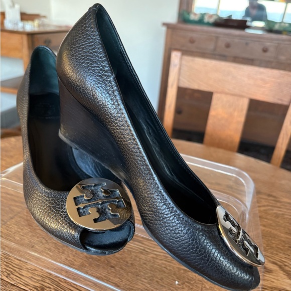 Tory Burch Sally Wedge Pebble Leather Peep Toe Size 9 Black - Picture 1 of 14